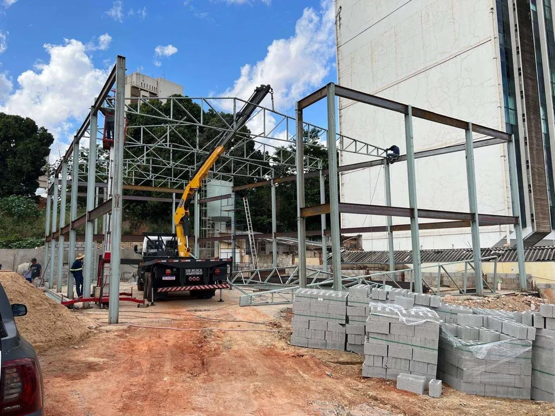 Fachada do centro comercial em Cuiabá com marquise metálica