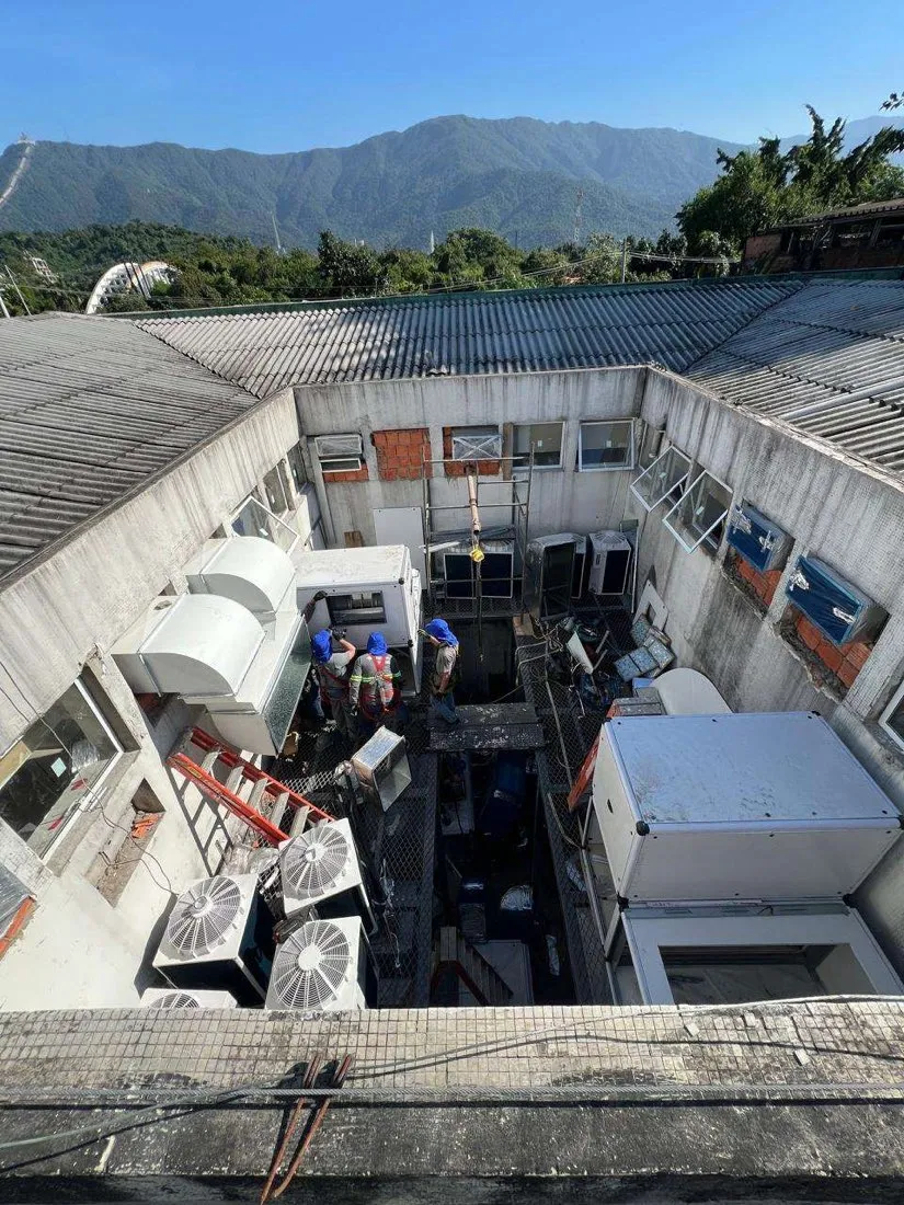 Passarela metálica do Hospital Ana Costa
