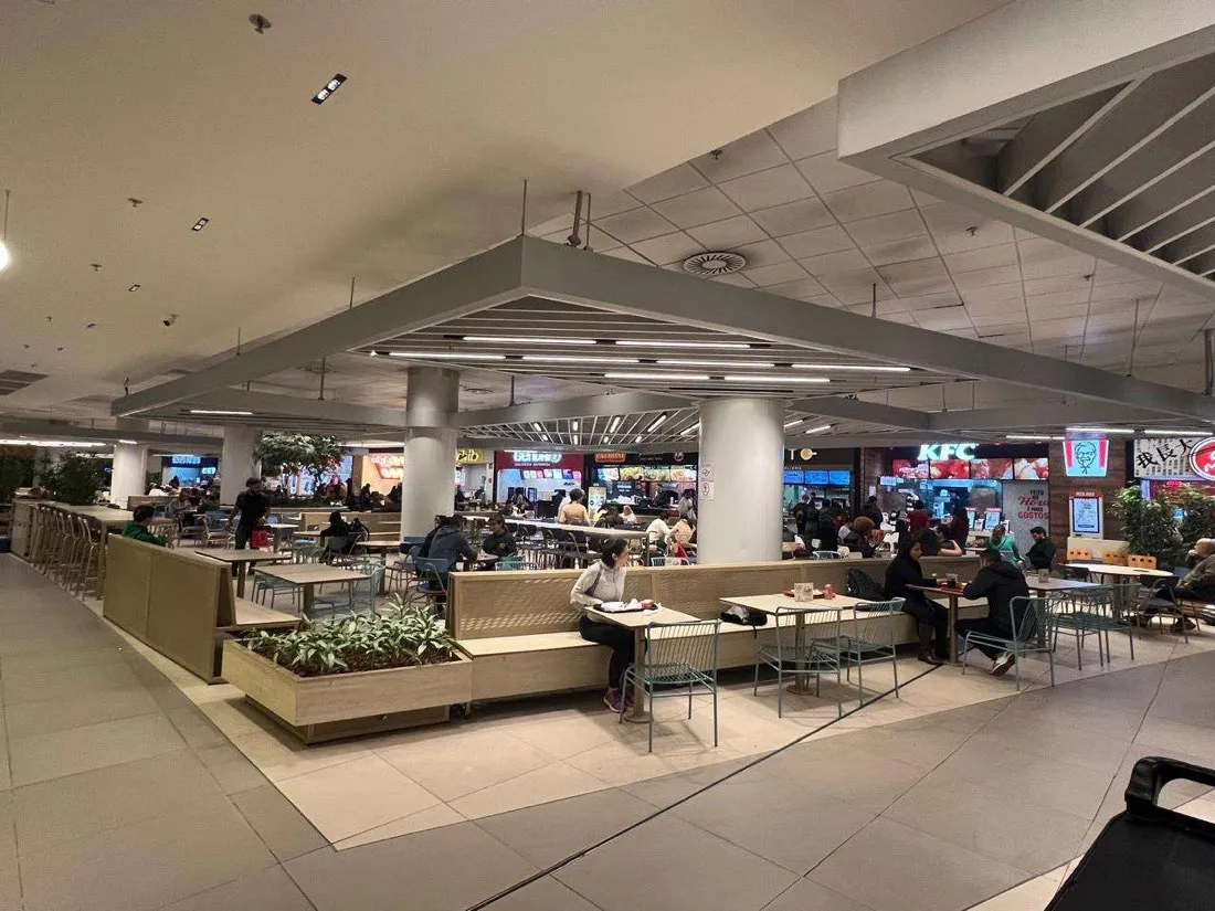 Pergolados metálicos na praça de alimentação do Shopping West Plaza