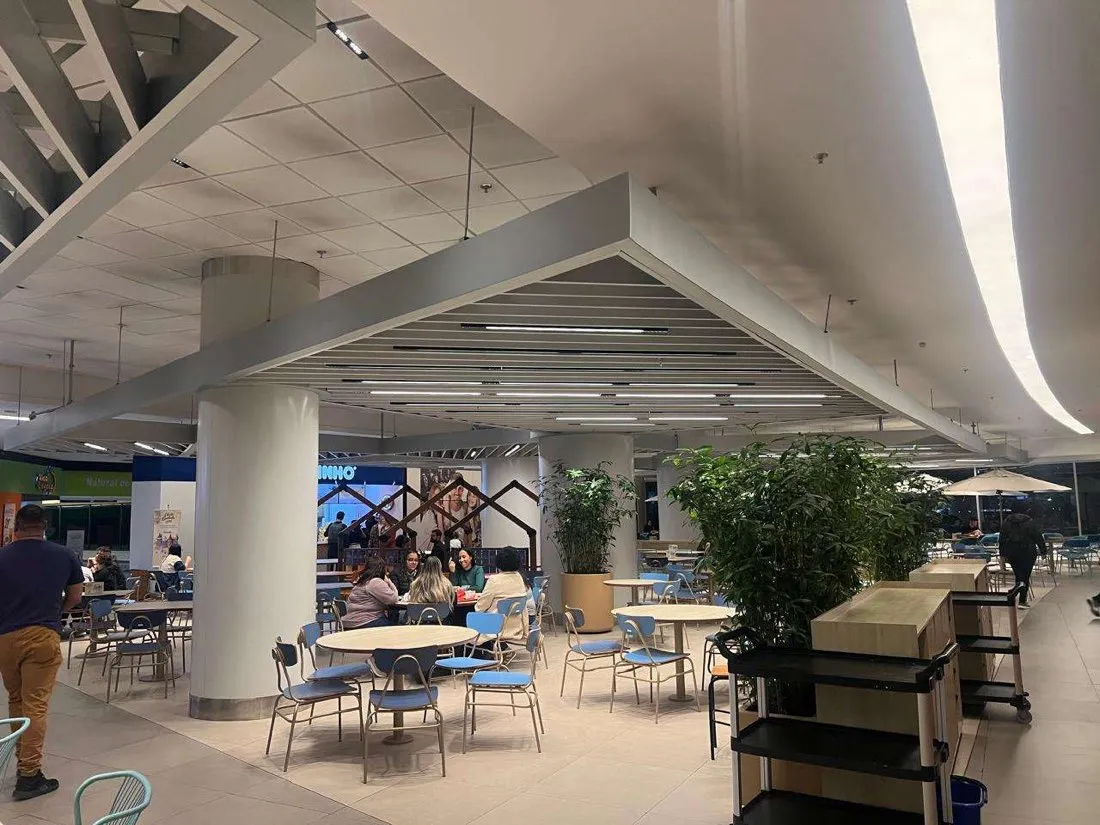 Pergolado metálico finalizado no West Plaza