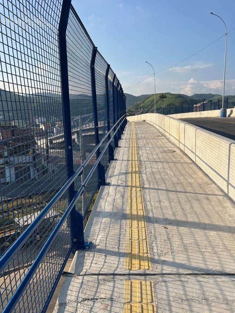 Passarela coberta e gradis metálicos na ponte da MRS em Barra do Piraí