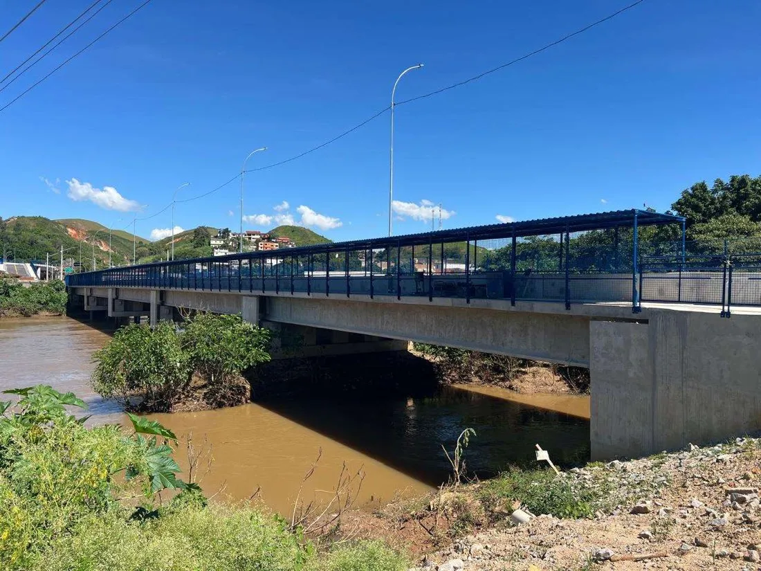 Gradis metálicos instalados ao longo do viaduto