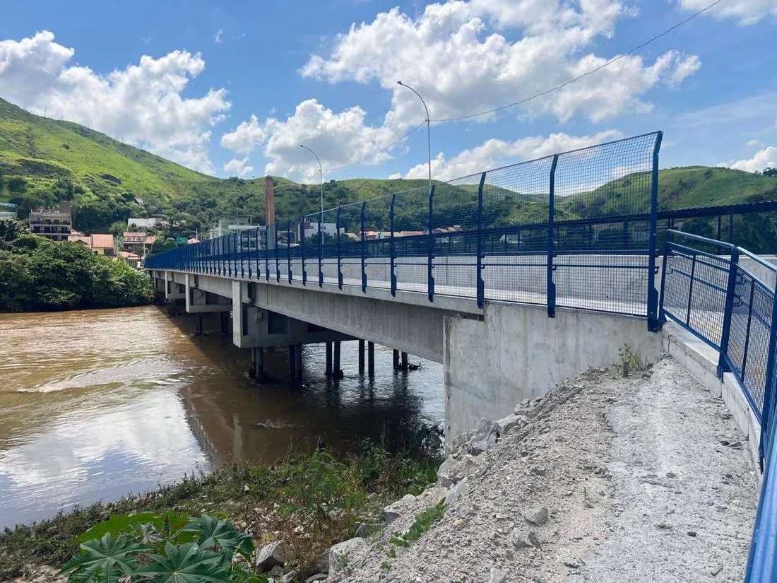 Vista da ponte da MRS sobre o rio