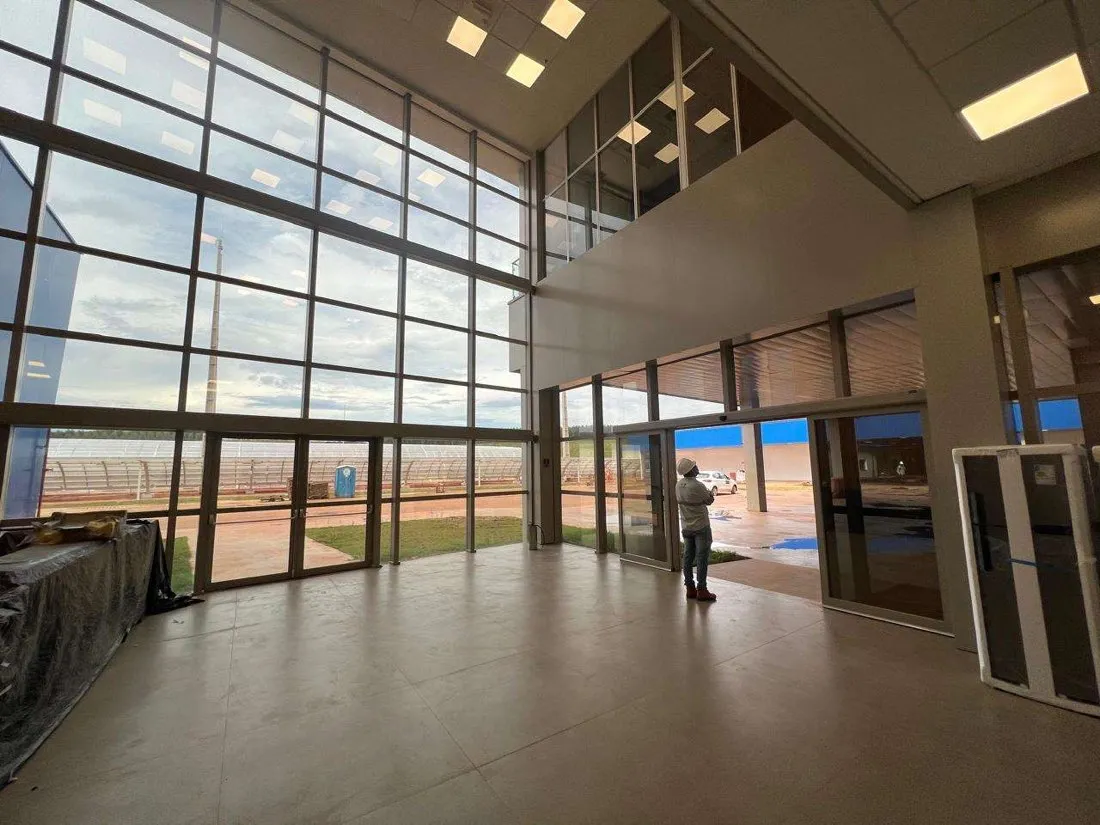 Fachada de vidro do edifício administrativo da Suzano Cerrado