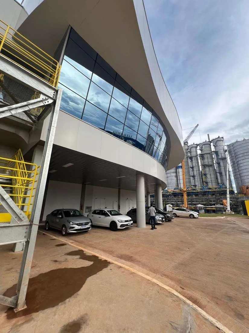 Gradis e portões metálicos na planta da Suzano