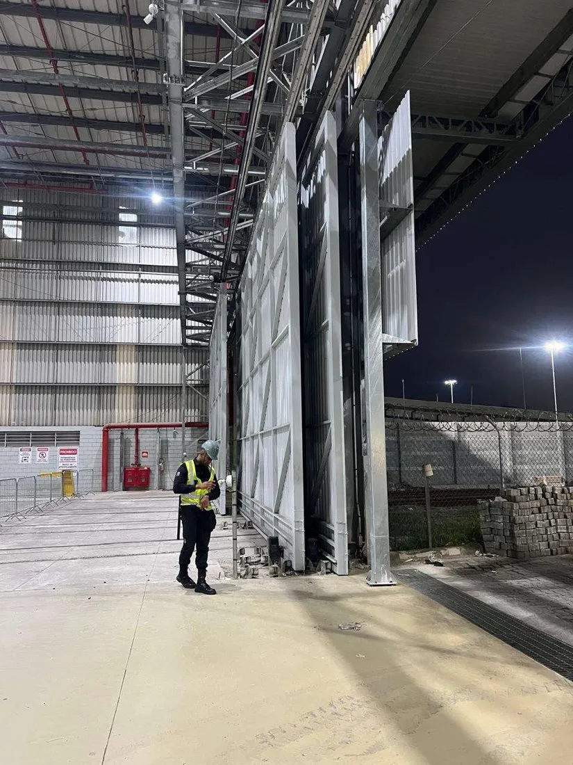 Portões suspensos de grandes dimensões no Terminal Portuário Bracell